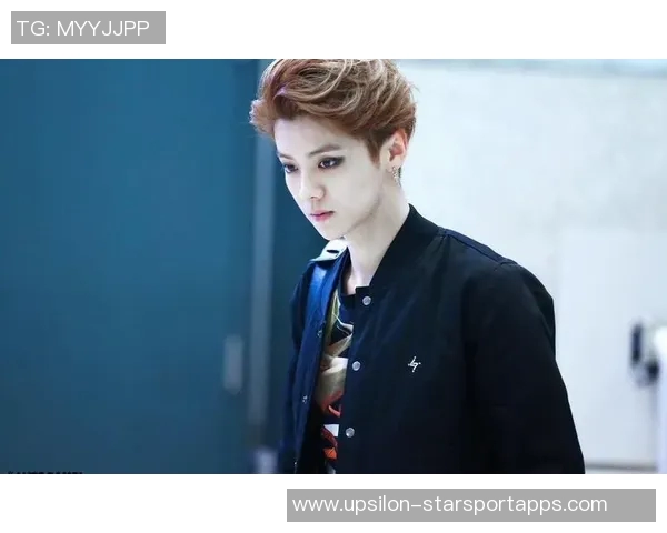 鹿晗在足球场上展现魅力飞吻瞬间引发粉丝热议与狂欢